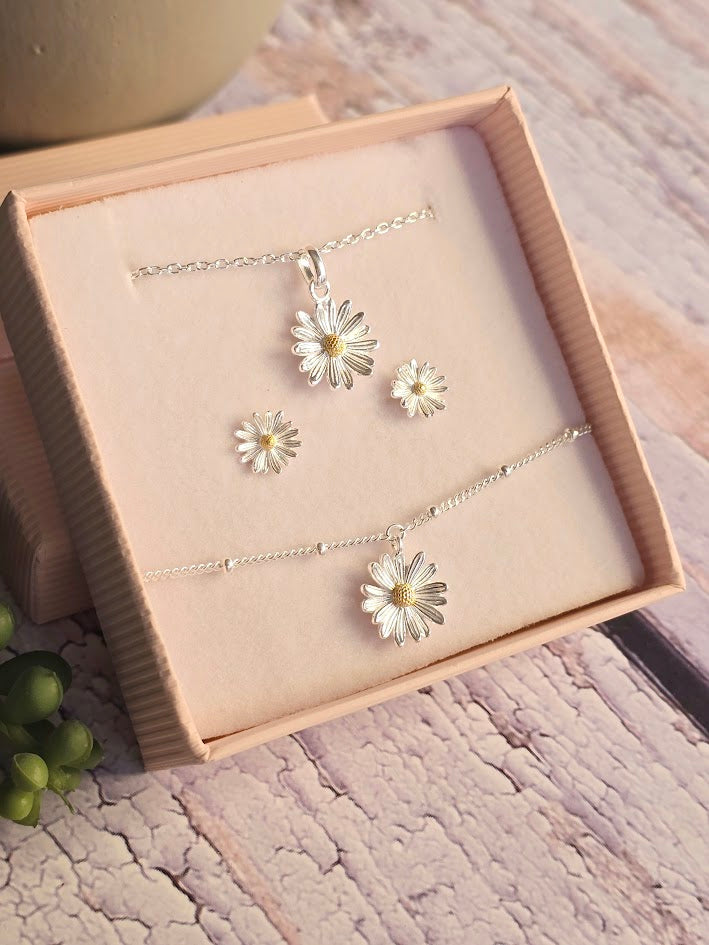 April Birth Flower Daisy Stud Earrings | 925 Sterling Silver & Gold | Birth Month Earrings | Everything's Rosie Jewellery