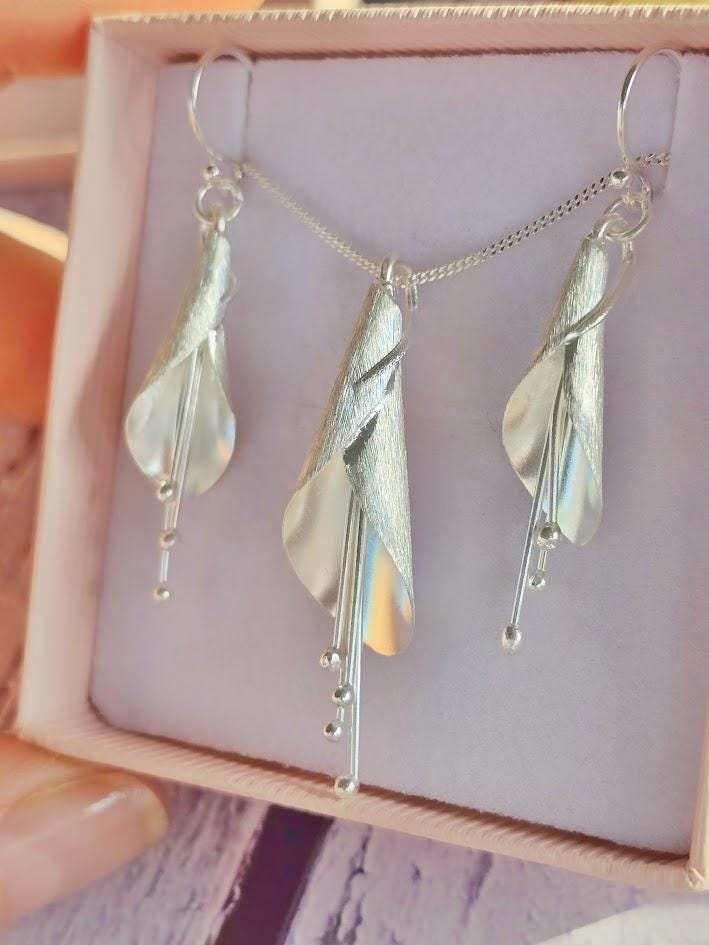Silver Calla Lily Earrings, Nature Inspired Art Deco Design, Elegant Flower Jewellery, Sterling Silver Dangle Earrings, Botanical Style