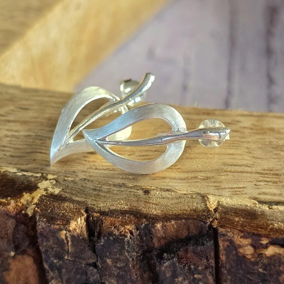 Silver Daisy Pendant, April Birth Flower Necklace, Sterling Silver Jewellery, Minimalist Floral Design, Nature Inspired, Gift for Her