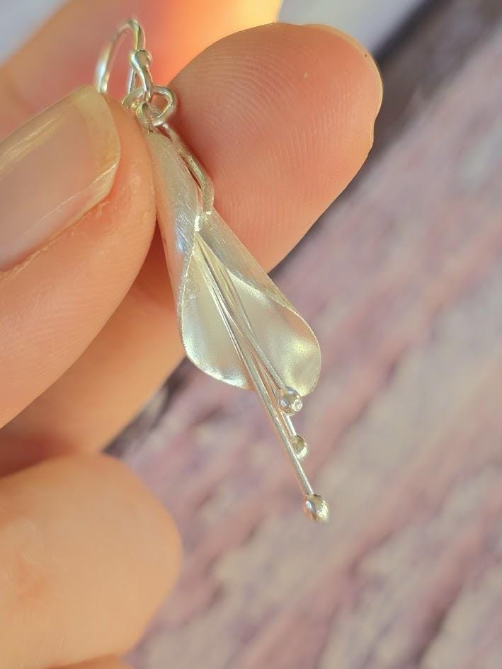 Silver Calla Lily Earrings, Nature Inspired Art Deco Design, Elegant Flower Jewellery, Sterling Silver Dangle Earrings, Botanical Style