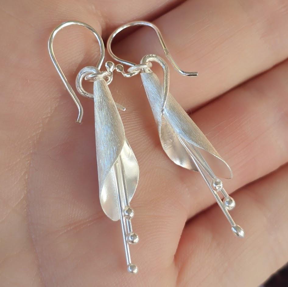 Silver Calla Lily Earrings, Nature Inspired Art Deco Design, Elegant Flower Jewellery, Sterling Silver Dangle Earrings, Botanical Style