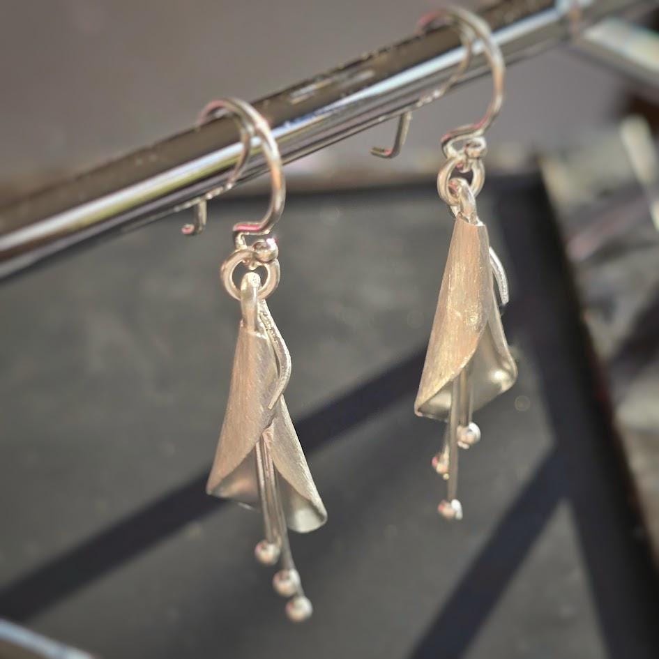 Silver Calla Lily Earrings, Nature Inspired Art Deco Design, Elegant Flower Jewellery, Sterling Silver Dangle Earrings, Botanical Style