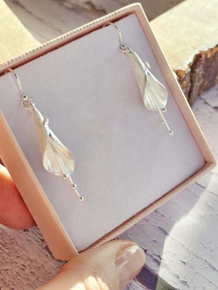 Silver Calla Lily Earrings, Nature Inspired Art Deco Design, Elegant Flower Jewellery, Sterling Silver Dangle Earrings, Botanical Style