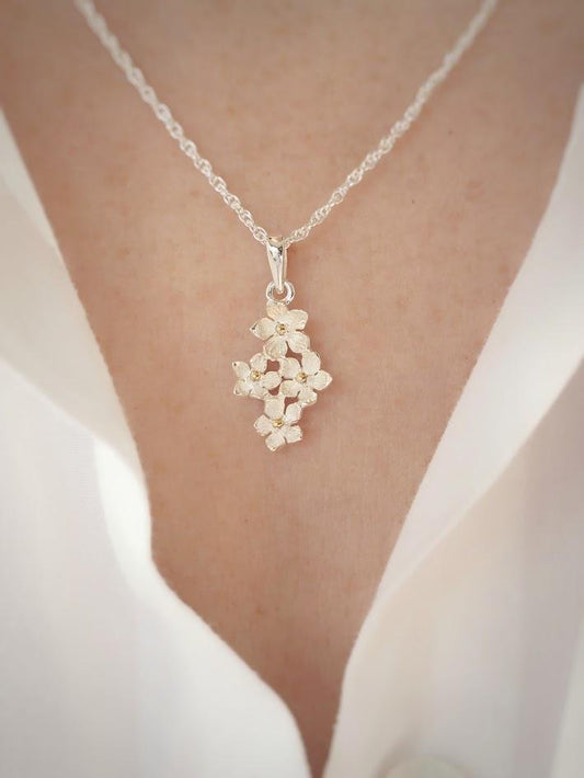 Silver Flower Pendant Necklace, Floral Design, Nature-Inspired Jewellery, Elegant Statement Necklace, Gift for Her, Dainty Daisy Necklace