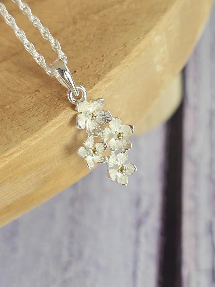Silver Flower Pendant Necklace, Floral Design, Nature-Inspired Jewellery, Elegant Statement Necklace, Gift for Her, Dainty Daisy Necklace