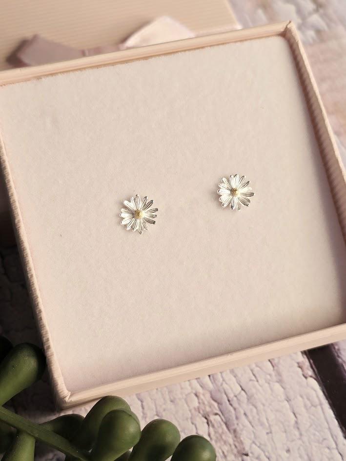 Silver Daisy Jewellery Set, April Birth Flower, Sterling Silver Pendant and Earrings, Minimalist Floral Design, Nature Inspired Gift for Her