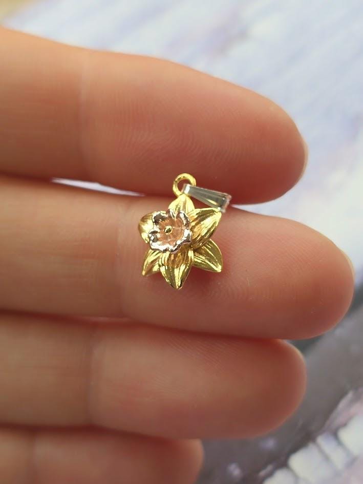 Silver Daffodil Charm, March Birth Flower, Sterling Silver & Gold, Floral Jewellery, Paperclip Bracelet Charm, Gift for Her