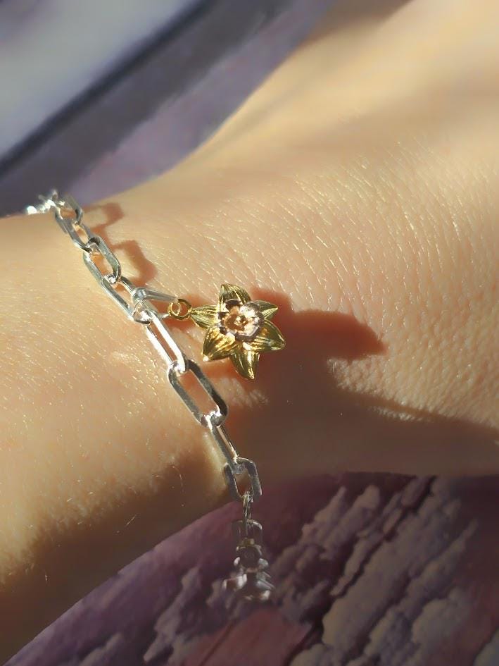 Silver Daffodil Charm, March Birth Flower, Sterling Silver & Gold, Floral Jewellery, Paperclip Bracelet Charm, Gift for Her